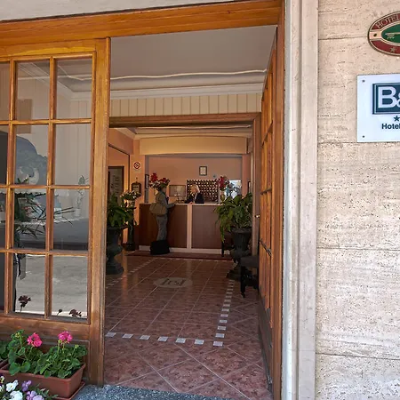 Boston Hotel 3*